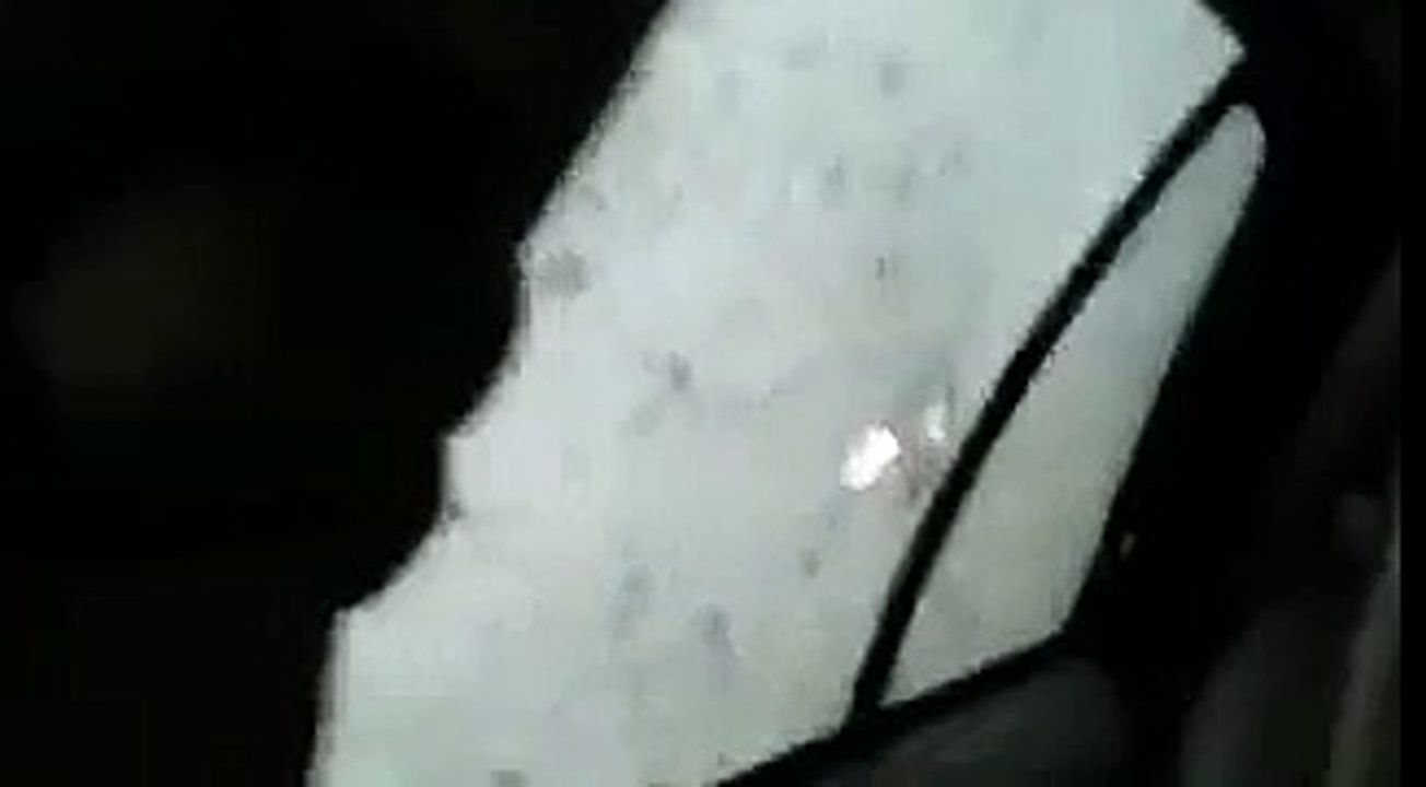 Violente averse de grêle détruit les fenêtres d'une voiture