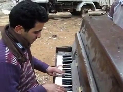 Syrie : dans les rues, un pianiste tente d'égayer les réfugiés