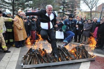 Nevruz Ateşinden Atlayan Vali, Az Kalsın Yanıyordu