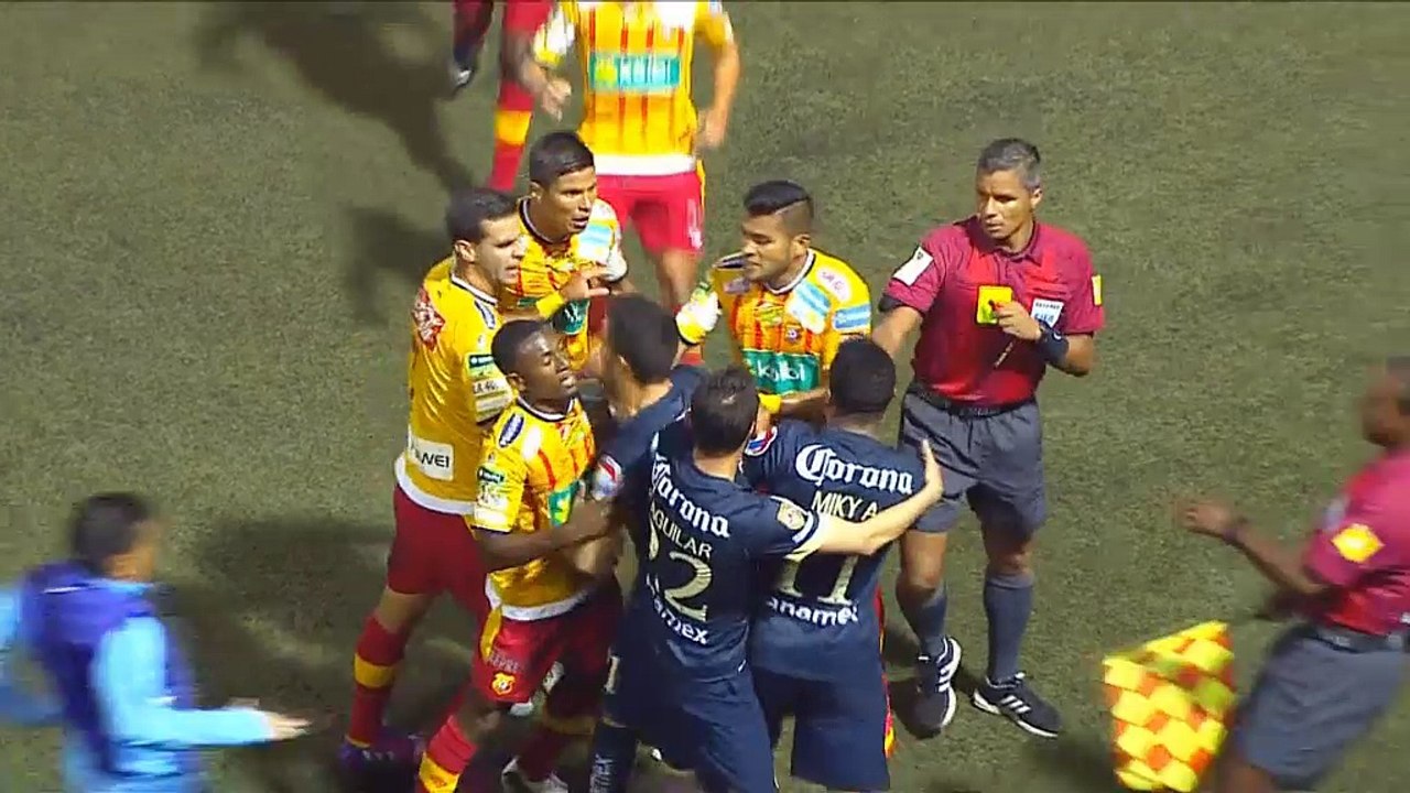 CONCACAF CL: Kein Rot nach Brutalo-Kopftritt