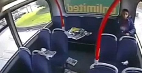Otobüsü Ateşe Verdi, Hiçbir Şey Olmamış Gibi Yoluna Devam Etti