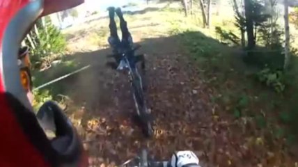 Quand quelqu'un met une chaîne sur un circuit de VTT