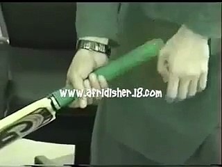 Shahid Afridi giving batting tips