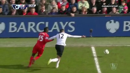 Mario Balotelli retenu par les fans de Liverpool pour éviter qu'il fasse une bêtise (Liverpool vs. Manchester United)
