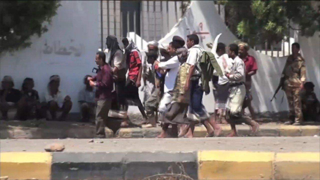 قتيل وعشرات الجرحى بمظاهرات مناوئة للحوثيين في تعز