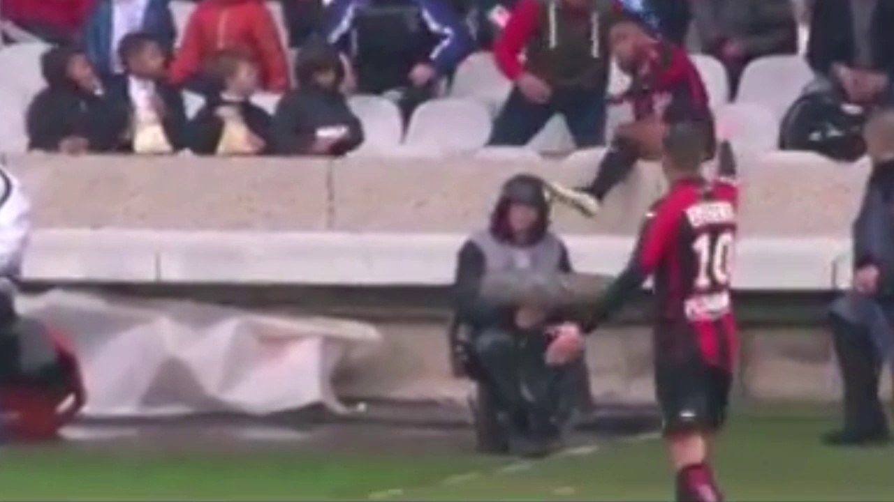 FOOT - Poussé, Jordan Amavi finit dans les tribunes et manque de peu de tomber dans la fosse de Gerland