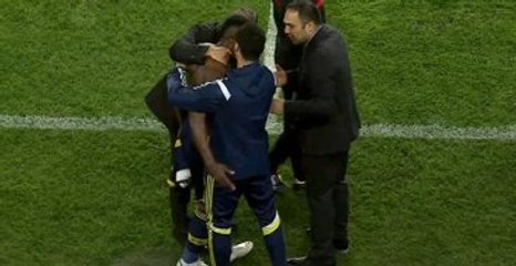 F.Bahçeli Emenike Formasını Çıkardı, Kartal'a "Beni Değiştir" Dedi