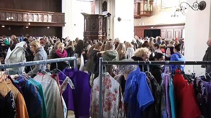 Kleding gaat per kilo van de hand bij Vintageverkoop Der Aa-kerk - RTV Noord
