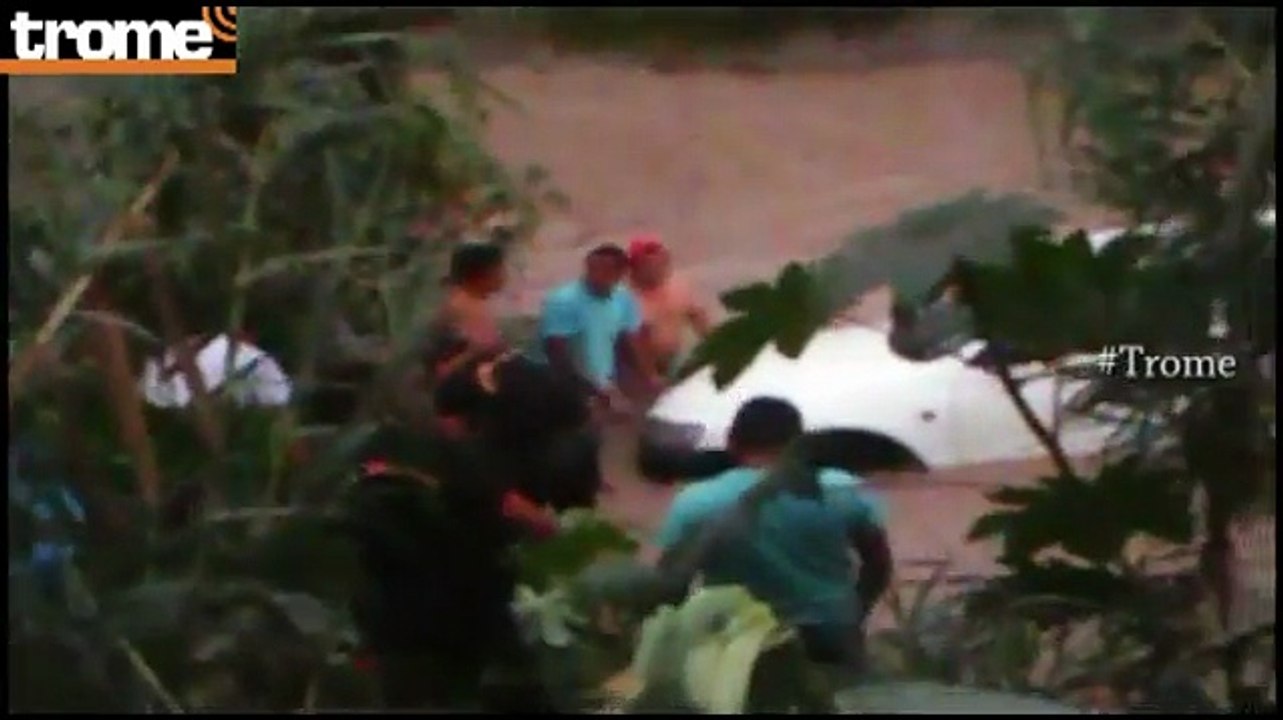 Auto recién comprado termina en río de Ica luego de despiste por presunto estado de ebriedad