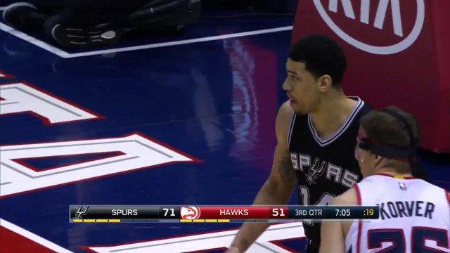 Tim Duncan contre la tentative de dunk de Paul Millsap