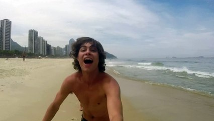 Karina corre atrás de Pedro