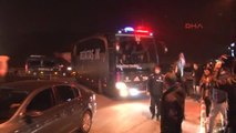 Beşiktaş Taraftarı Takımlarını Ümraniye'de Coşkuyla Karşıladı
