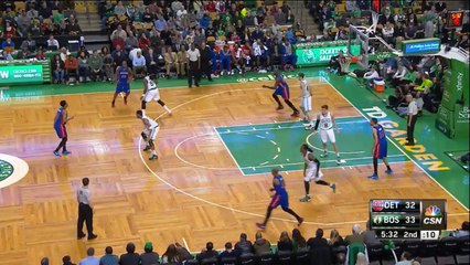 Tayshaun Prince se fait démonter par... l'arceau