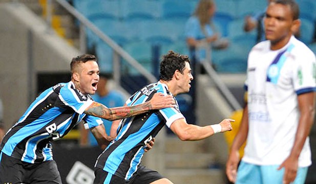 É líder! Giuliano faz dois e garante Grêmio na liderança do Gaúcho