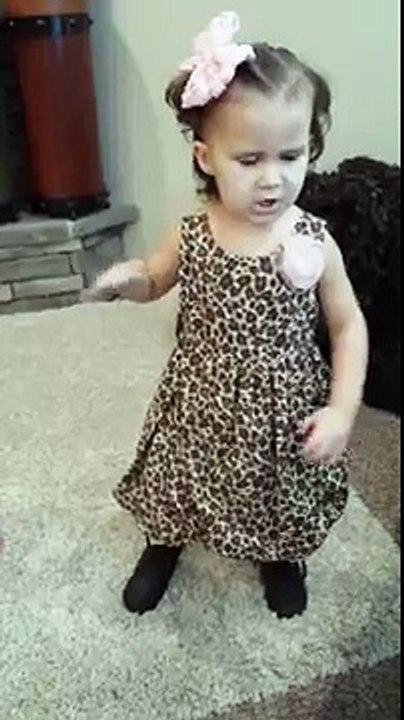 Cette petite fille danse Vraiment Bizarrement