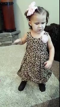 Cette petite fille danse Vraiment Bizarrement