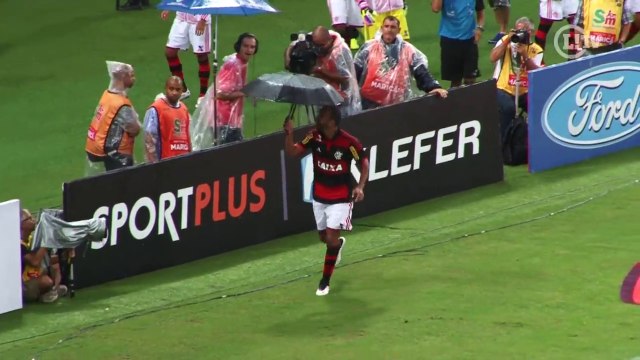 Alecsandro rouba a cena em clássico com comemoração 'Cantando na chuva'