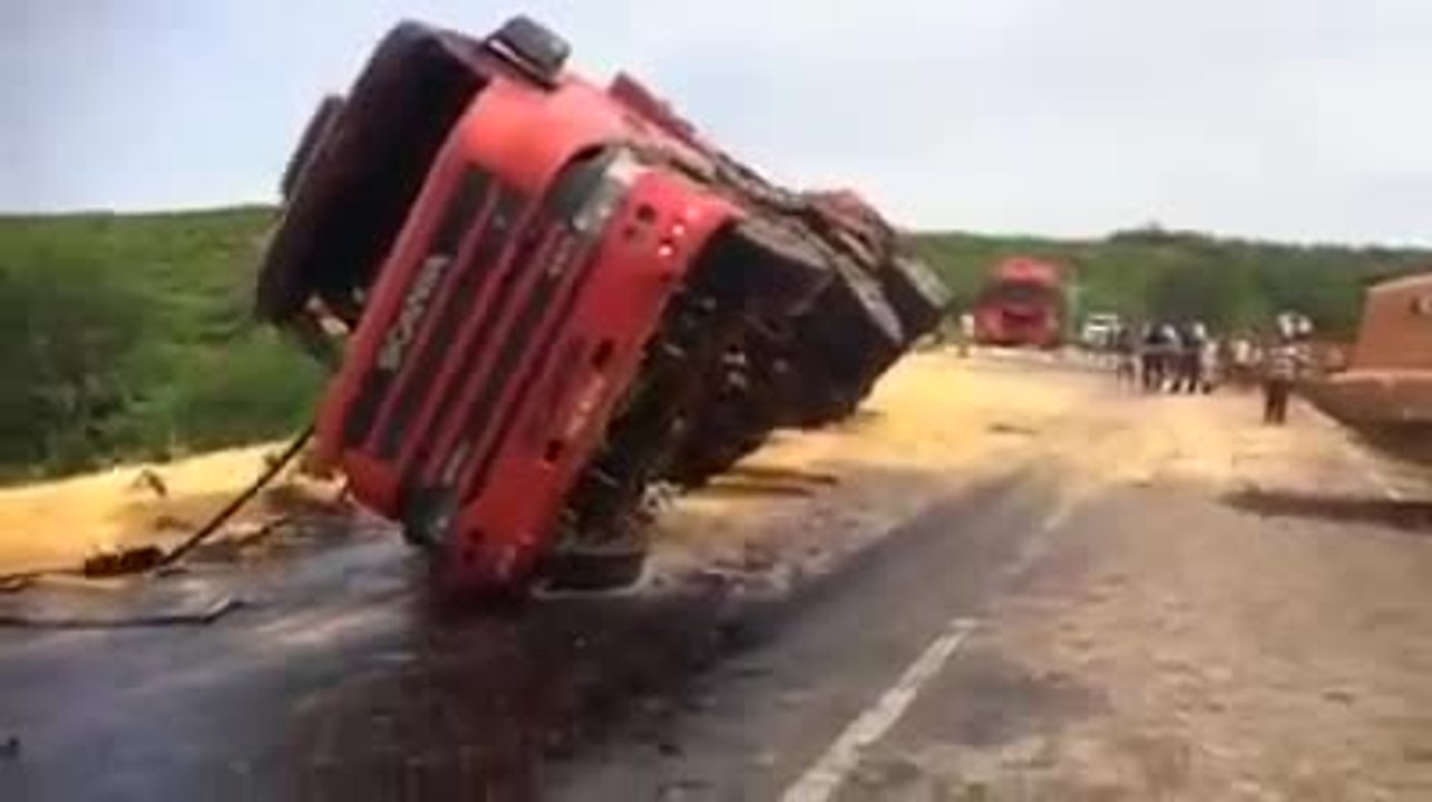 Ils ont voulu aider un camion mais la situation devient encore pire