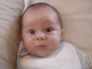 Antoine pousse tire la langue dit ah