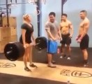 Bodybuilding battle : Man VS woman... And she wins!