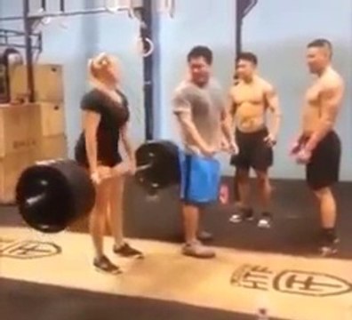 Bodybuilding battle : Man VS woman... And she wins!