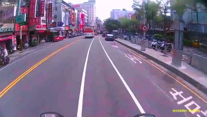 Un scooter traverse Derrière un Bus mais n'aurait Vraiment pas Du