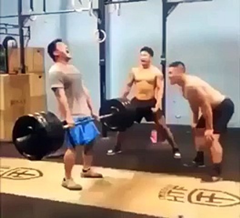 Un gros costaud se fait ridiculiser par une femme en bodybuilding