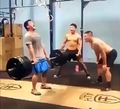 Un gros costaud se fait ridiculiser par une femme en bodybuilding