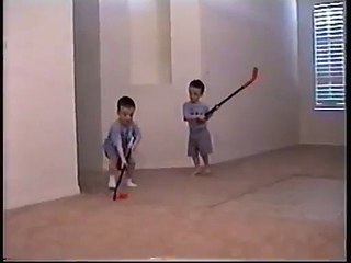 Deux jumeaux célèbrent un but de hockey comme les pros