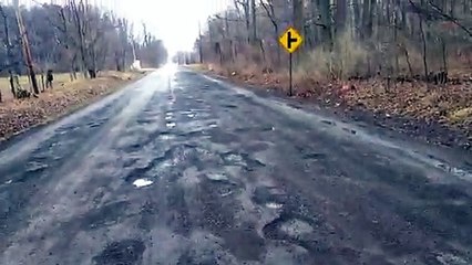 Un gars très énervé car il conduit sur la pire route du monde
