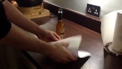 Astuce pratique : Ouvrir une bière avec une feuillle en papier !