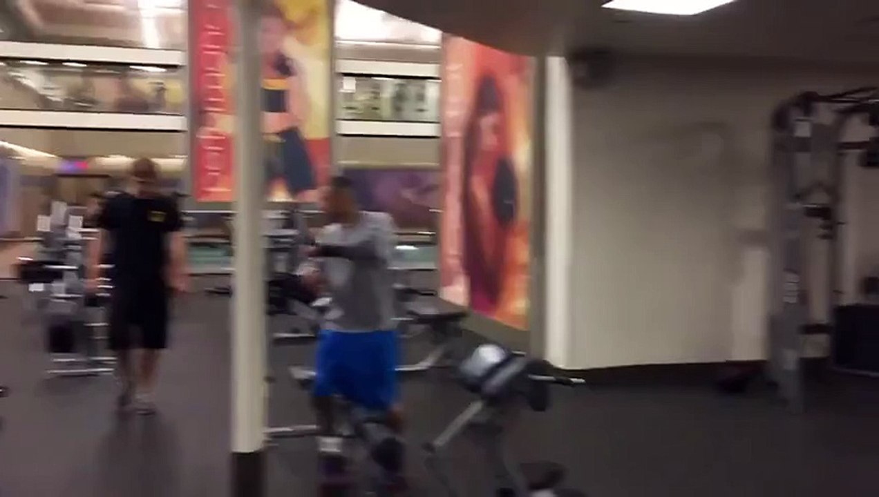 Ce type est un grand malade, regardez ce qu'il fait à la musculation !