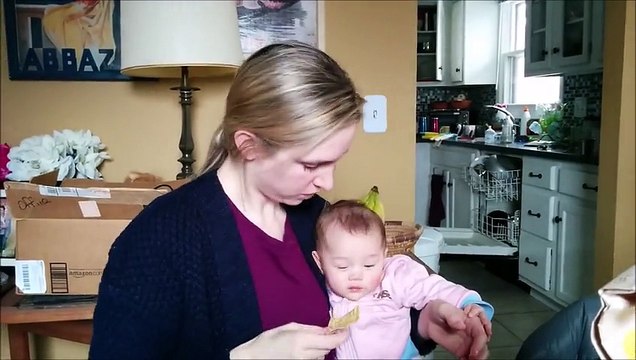 Sa mère mange des chips et le gamin éclate de rire à chaque fois ! Trop mignon !