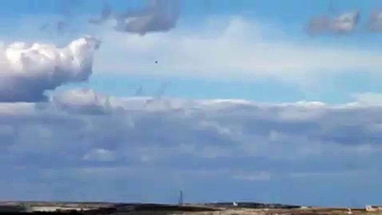 لحظة سقوط غريب وفاجئ لطائرة مروحية تابعة للنظام في ريف ادلب
