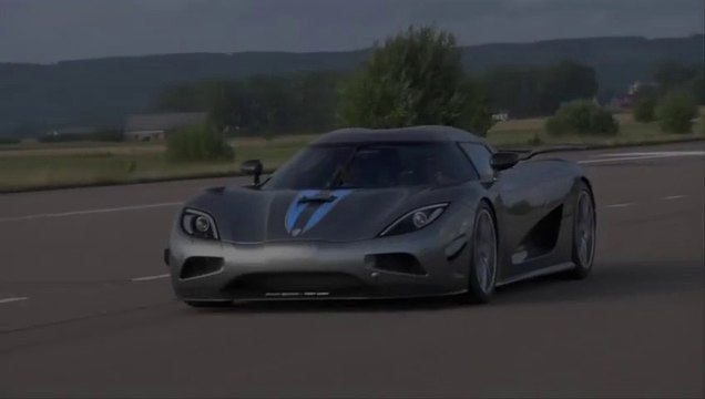 Koenigsegg Agera R owns Bugatti Veyron - Crazy driving demonstration!