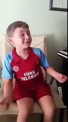 Karadeniz uşağı sevdiğine türkü söylüyor