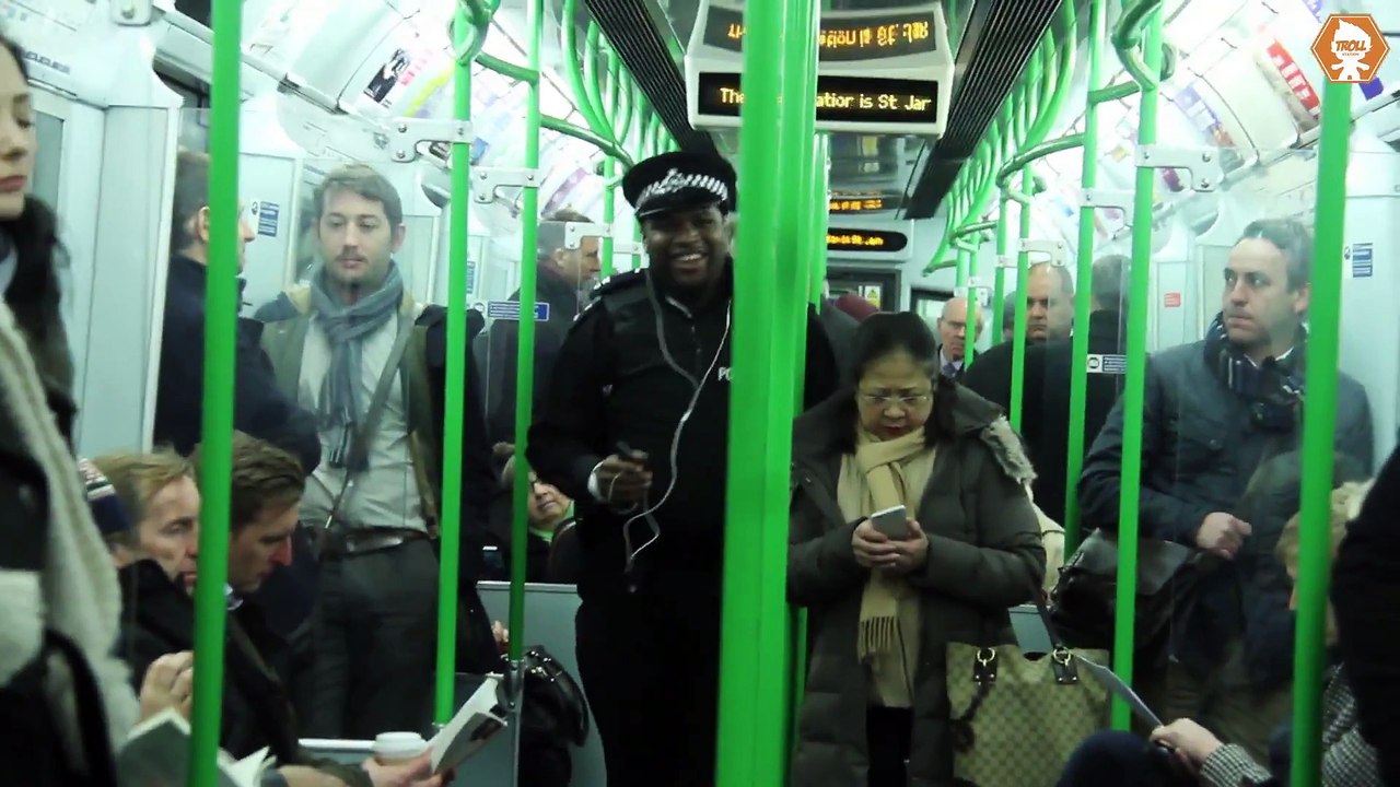 Un policier Londonien danse durant son service