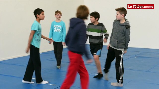 Carantec (29). Cours d'acrogym au collège des Deux-Baies