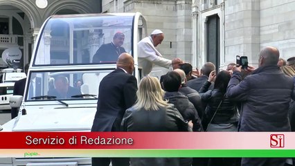 Download Video: Napoli - Papa Francesco va via dal Duomo sulla papa mobile (21.03.15)