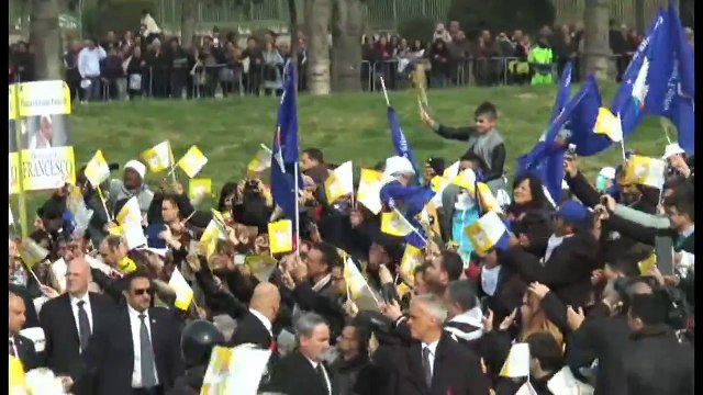 Papa Francesco a Napoli - l'arrivo a Scampia (21.03.15)
