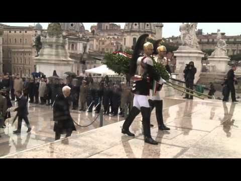 Roma - Il Presidente Mattarella depone una corona sulla Tomba del Milite Ignoto (17.03.15)