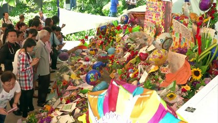 População de Cingapura presta homenagens ao fundador do país