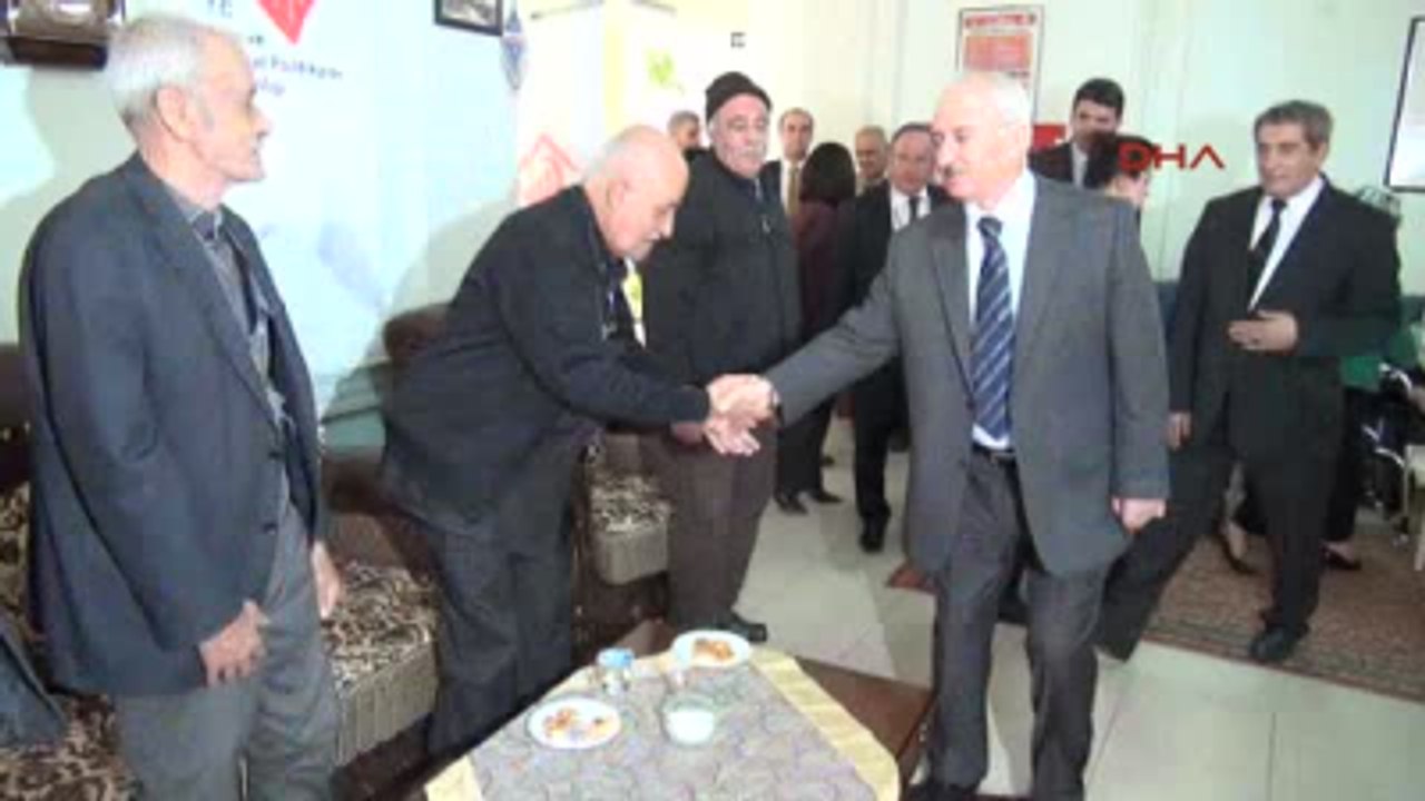 Sivas Valisi Barut Yaşlılara Türkü Söyledi