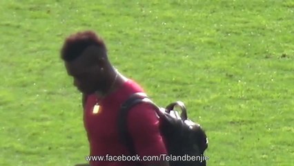 Moqué, Mario Balotelli fait un doigt aux supporters de Manchester