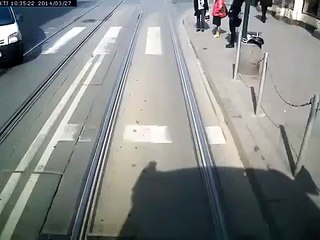 Ne jamais traverser les rails du tramway de cette facon !