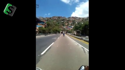 Accidente de motorizados que hacían maniobras ocasionan fatal final