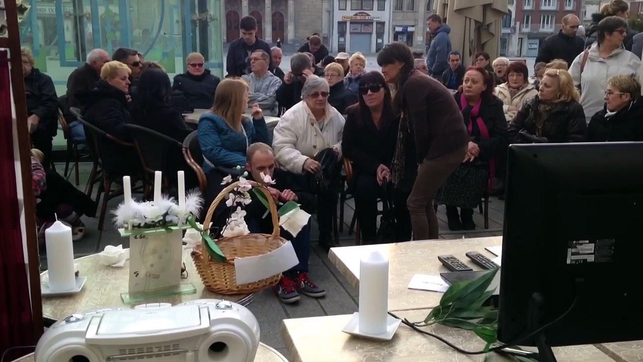 Hommage à "Nicolas" sur la place de l'hôtel de ville à Saint-Quentin. Le chanteur est décédé brutalement le 12 mars