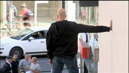 A Tel Aviv, il flotte au-dessus d'une foule pendant 5 heures