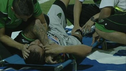 Agustin Orion brise la jambe de Carlos Bueno sur une terrible sortie