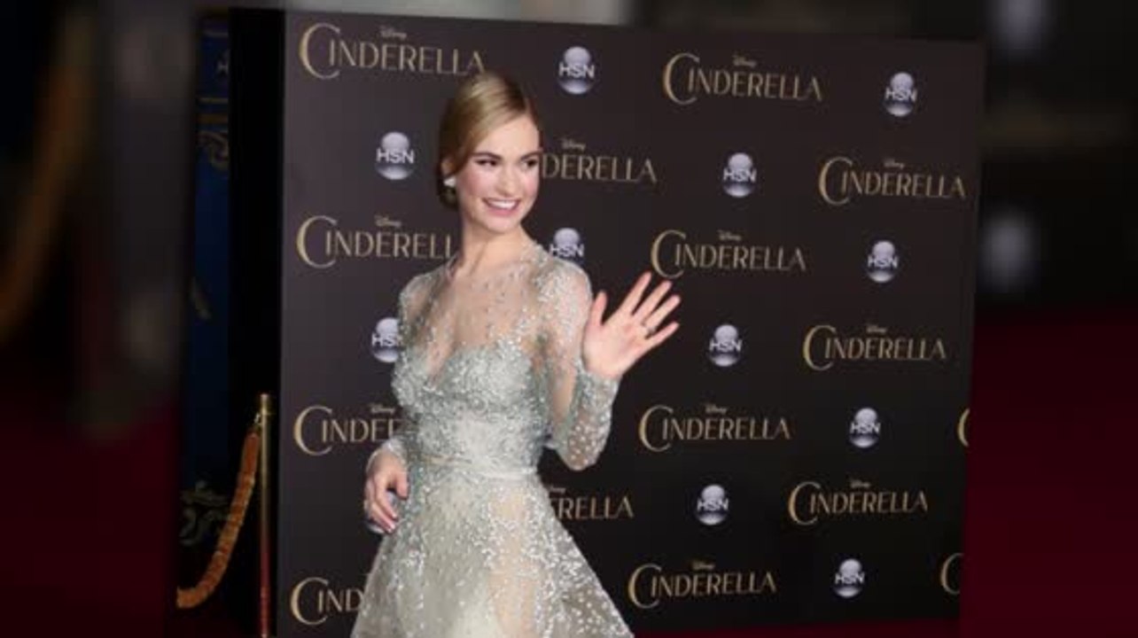 Modische Momente mit Lily James